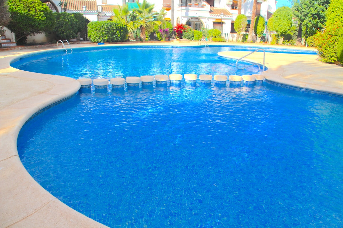 #8 2 Bed / 1 Bath 1st Floor Apartment / Communal Pool / Wi-Fi / A/C ...
